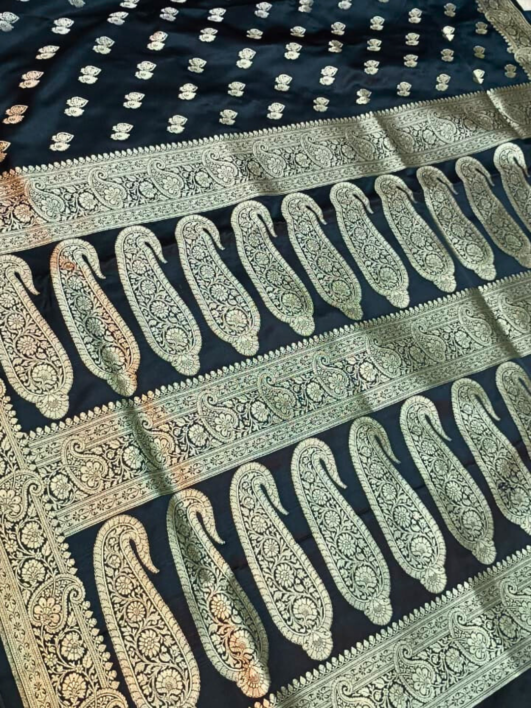 Handwoven Mashru Silk Saree with Heavy Pallu